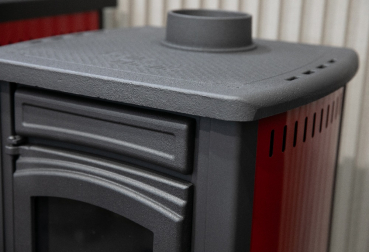 EEK A+ Kaminofen Okta rot mit Herdplatte - 3,9kW