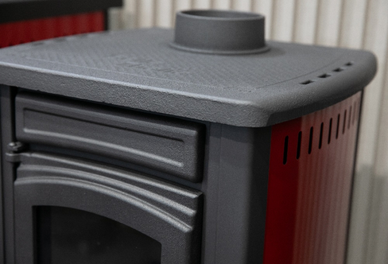 EEK A+ Kaminofen Okta rot mit Herdplatte - 3,9kW