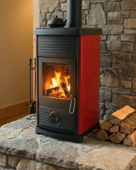 EEK A+ Kaminofen Plamen Maestral N ROT mit Herdplatte - 6,5kW